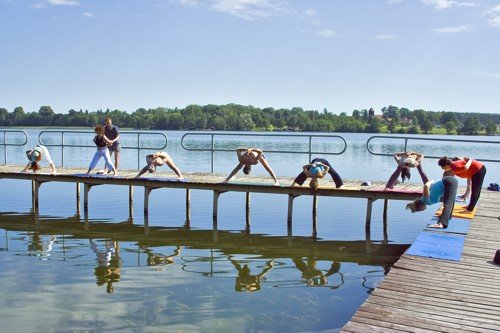 Joga w Kalborni - zajęcia na pomoście